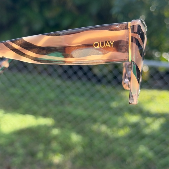 QUAY AUSTRALIA After Hours Bevel Zebra Stripe Frame Smoke Lens Sunglasses 100% U - Picture 9 of 16